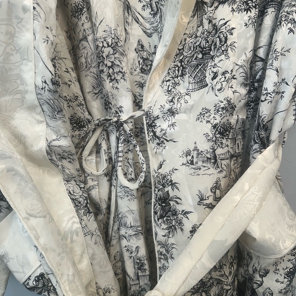 Victoria's Secret Cream and Black Floral Robe - Picture 12 of 12